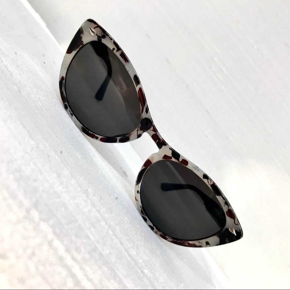 🕶Sophisticated Cat Eye Sunglasses 🕶 - Picture 6 of 6